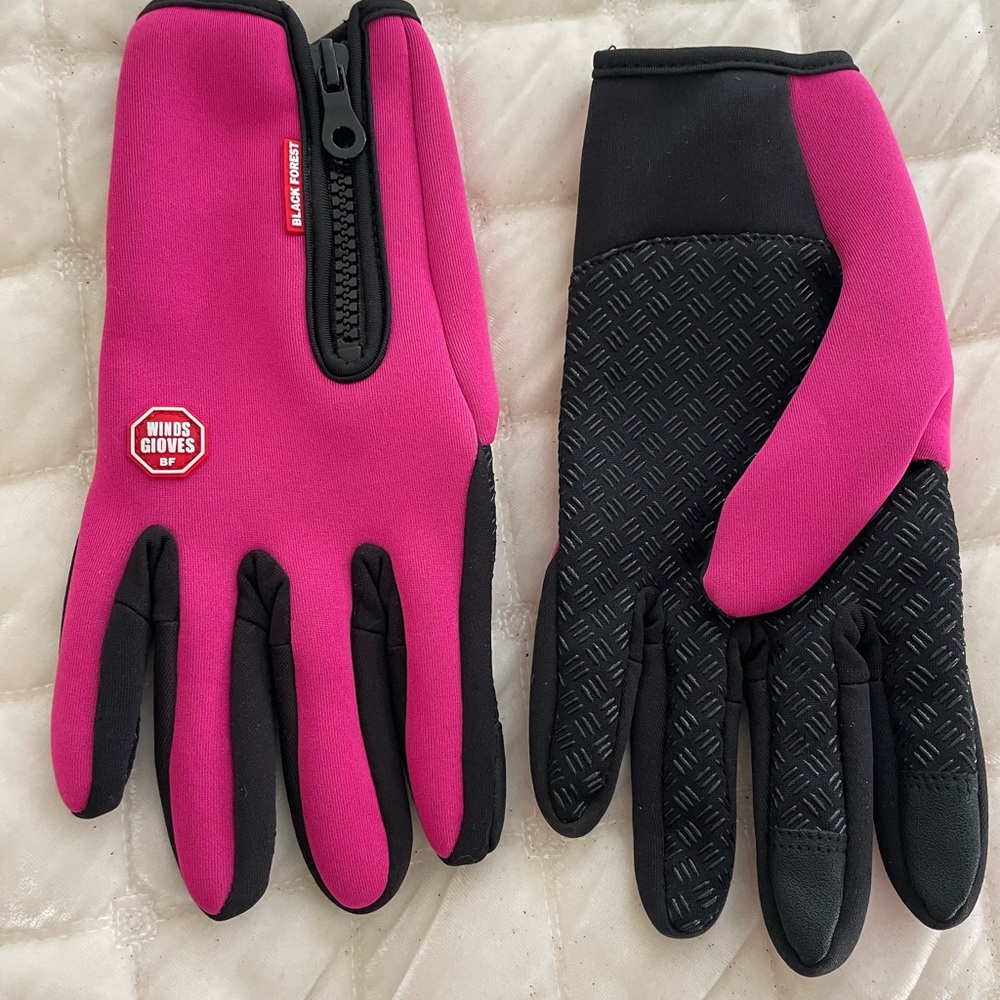 Women’s black forest gloves size M excellent condition very warm